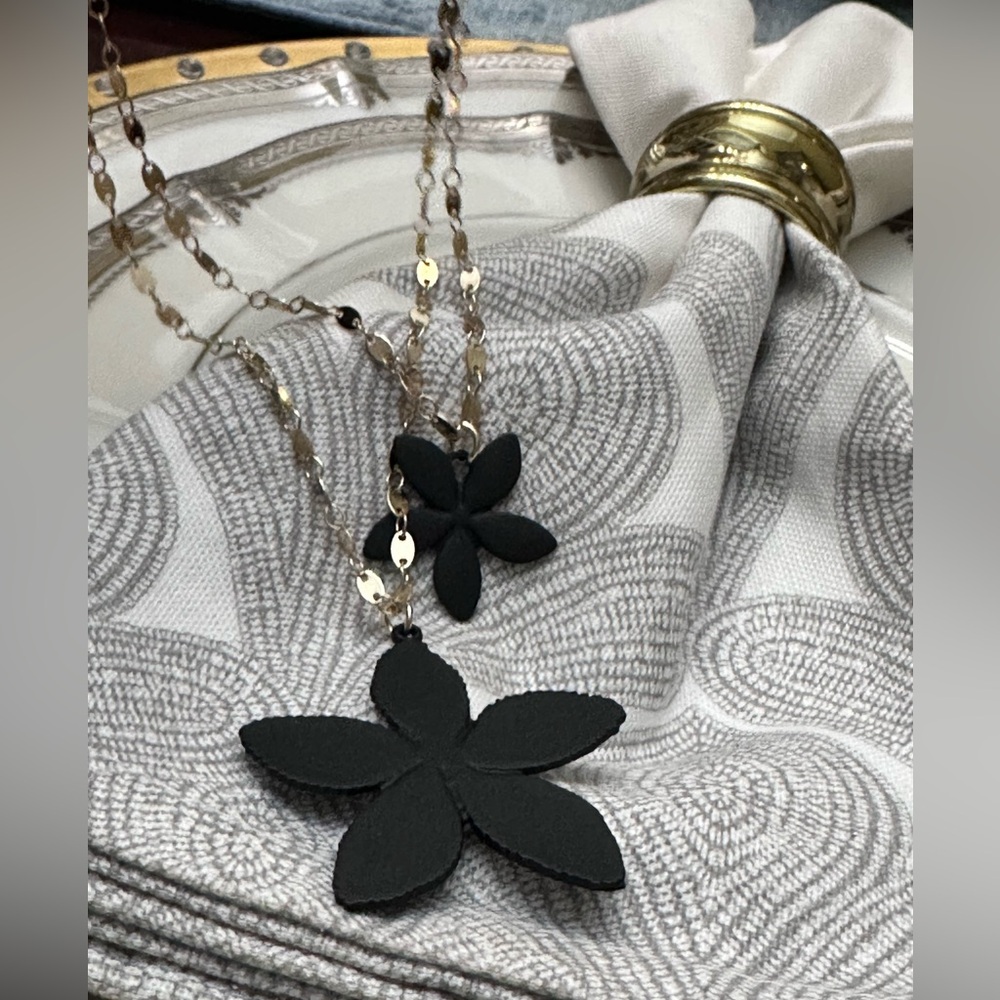 Isaac Mizrahi Black Flower Necklace NWT